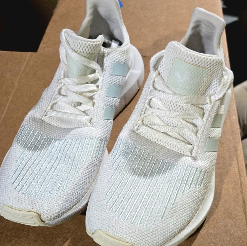 Adidas Swift Run - image 3